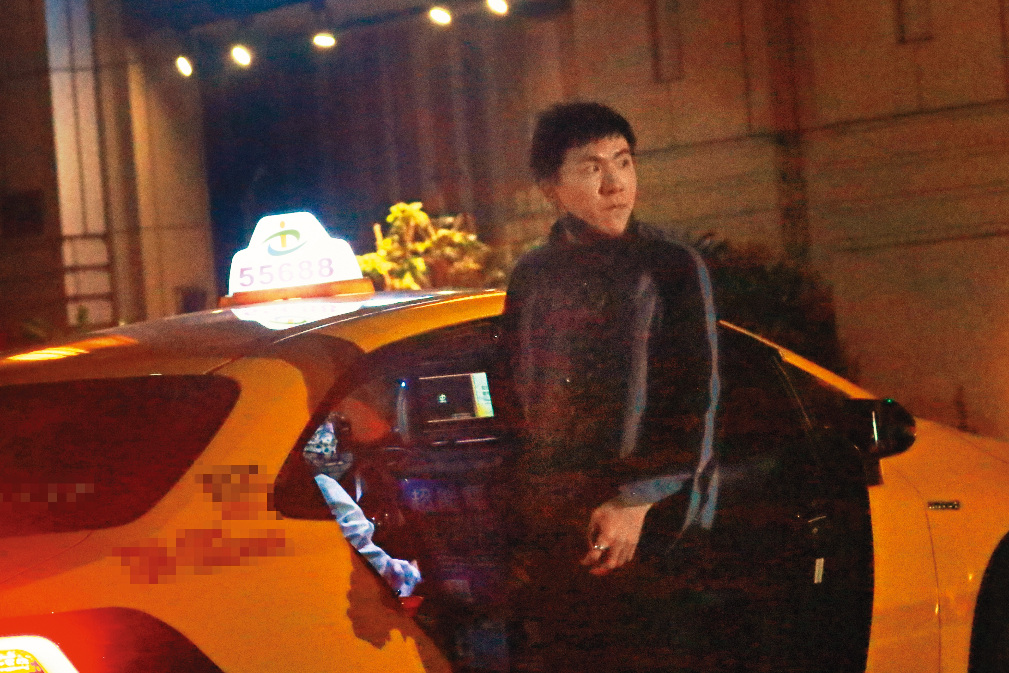 12月24日23：18，吳承恩和團員吃完宵夜後，提前搭計程車離開返家。
