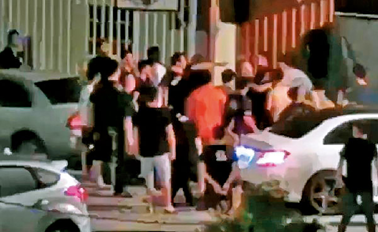 洪輝雄不甘胞弟被毆，率眾談判，並當街上演全武行。（民眾提供）