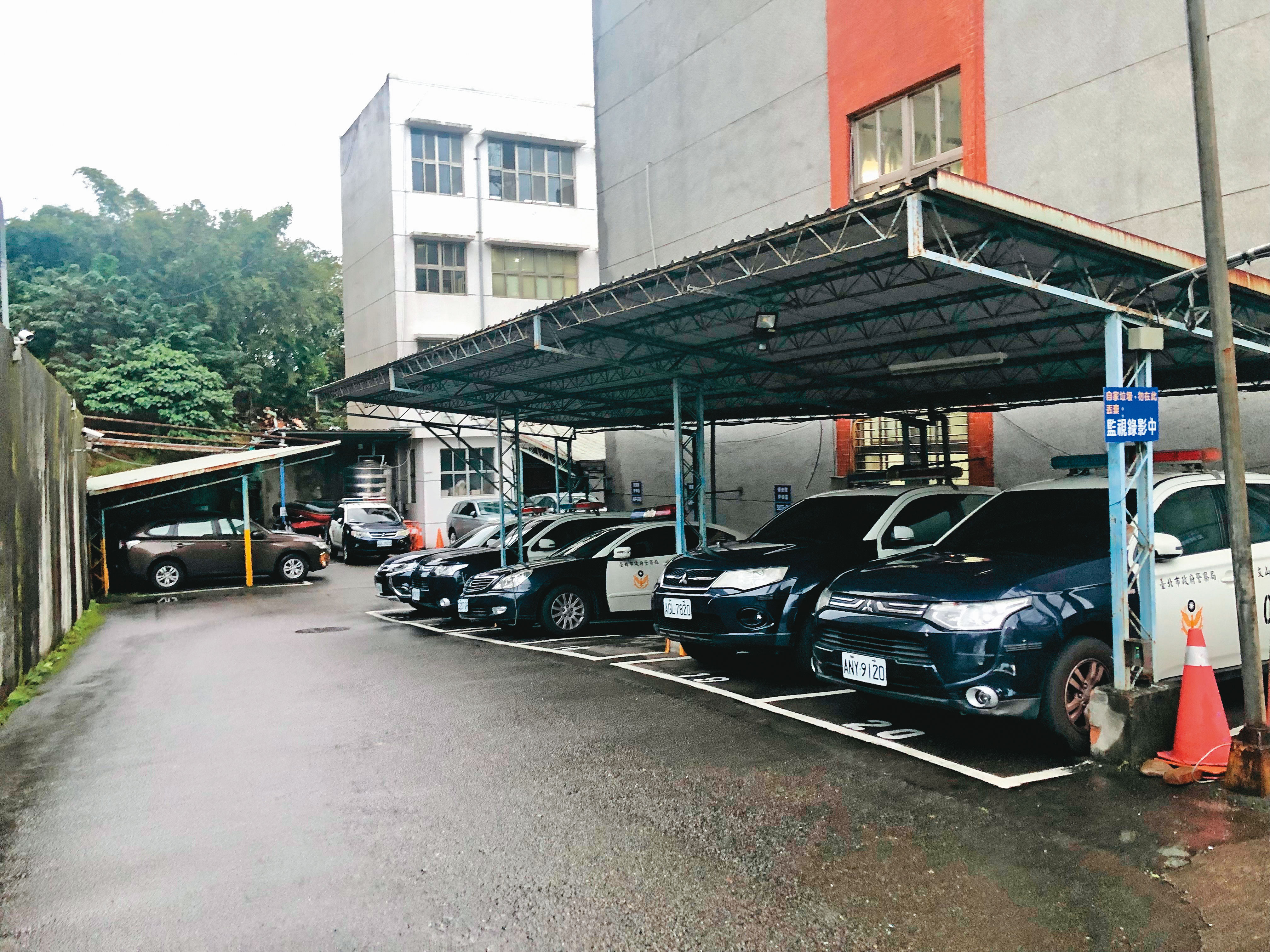 洪輝雄8年前在台北市警局文山一分局停車場連開2槍,遭記過調職。