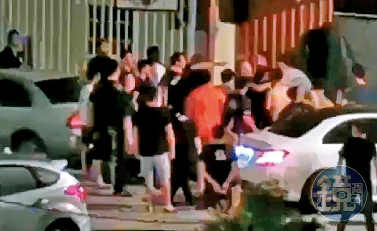 洪輝雄不甘胞弟被毆,率眾談判,並當街上演全武行。(民眾提供)