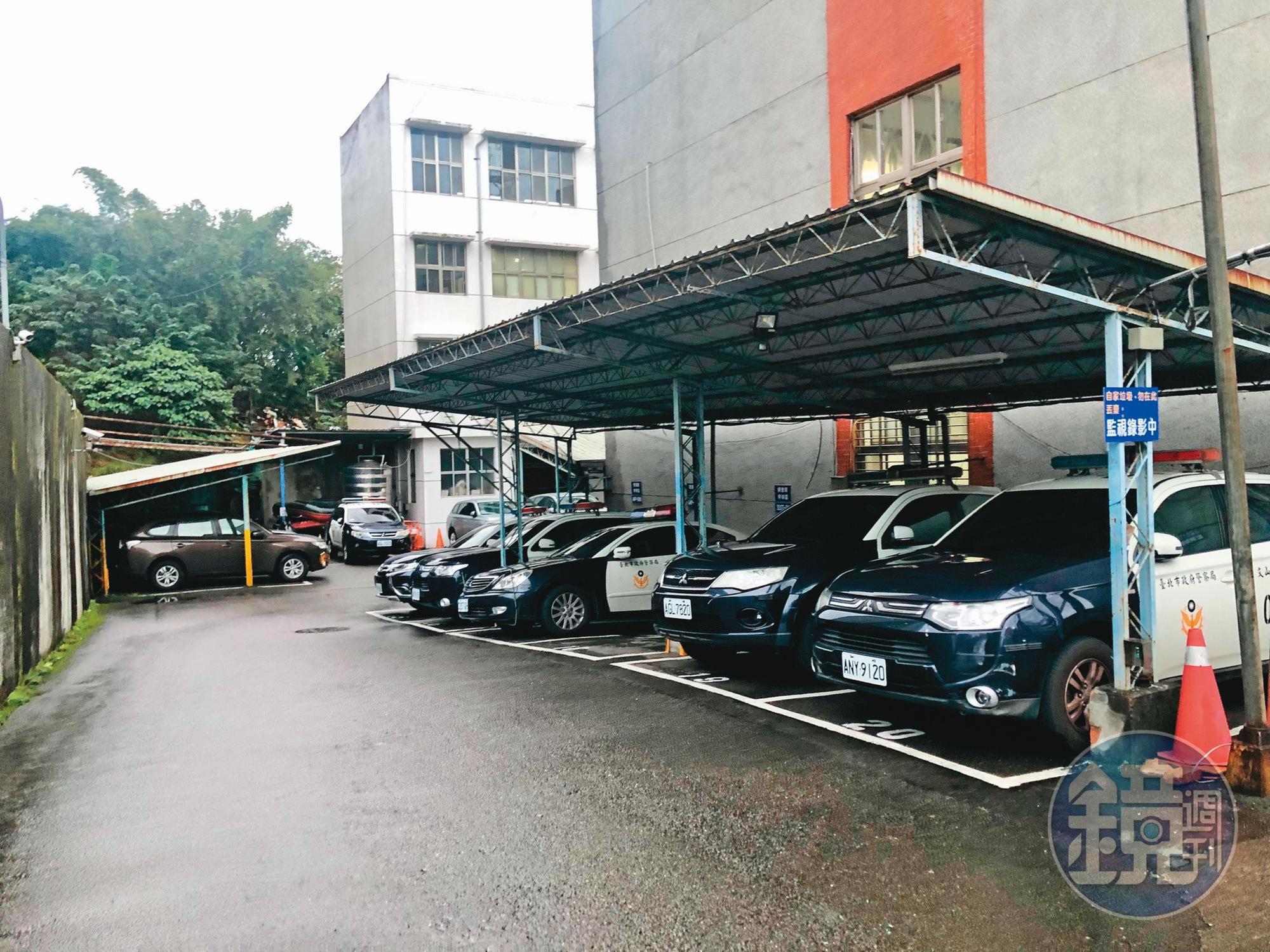 洪輝雄8年前在台北市警局文山一分局停車場連開2槍,遭記過調職。