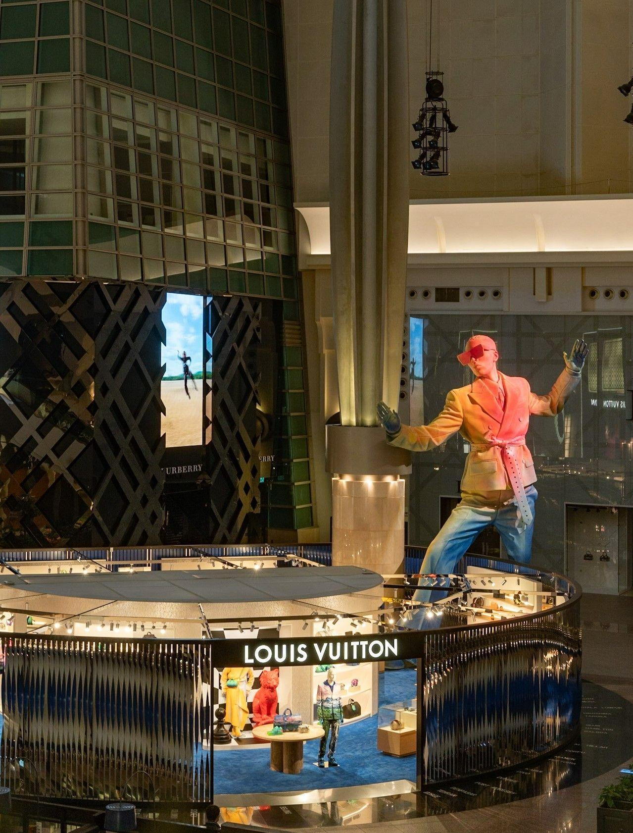 LOUIS VUITTON男裝專門店，在台北101購物中心4樓都會廣場開幕，巨型人像俯視著專門店。（LOUIS VUITTON提供）
