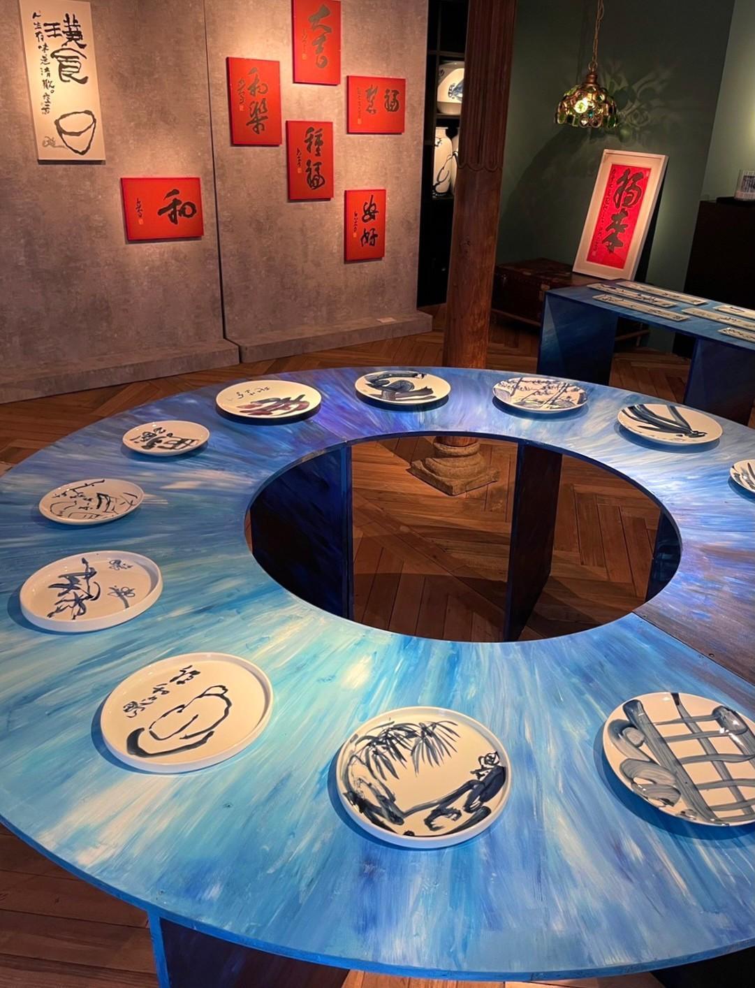 「圓」是佛法特有的智慧,藝術展特地訂製了巨大的中空圓桌,圓滿遍布一切。(Club Designer提供)