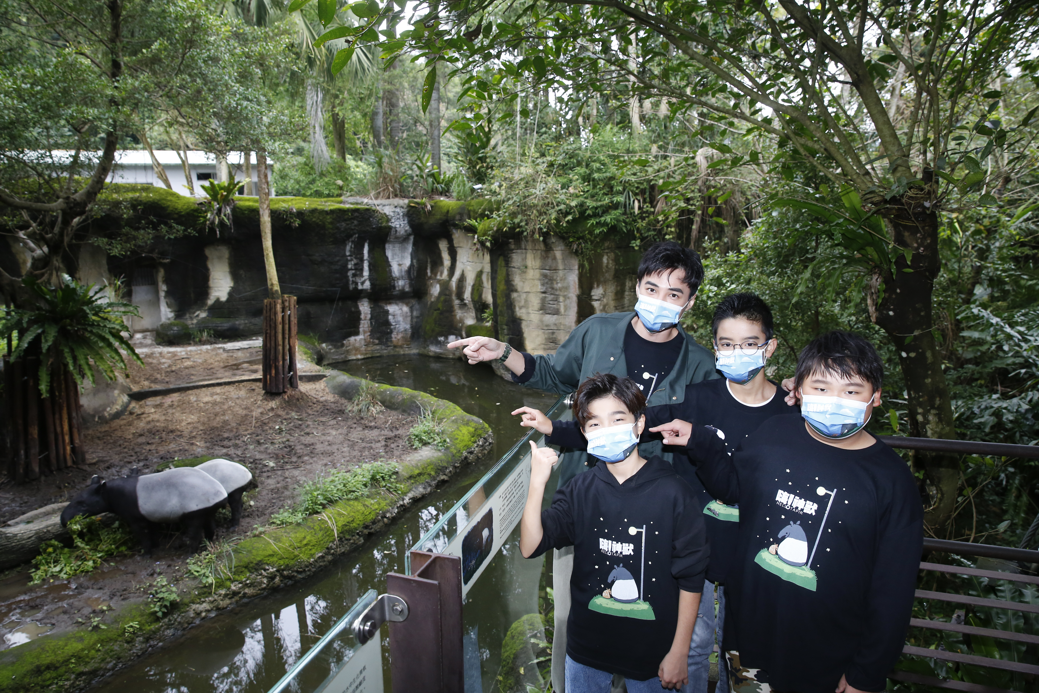 是元介在電影中飾演老師，在動物員也像老師帶著白潤音、林祐銓、陳京甫等人去看神獸的原形馬來貘。