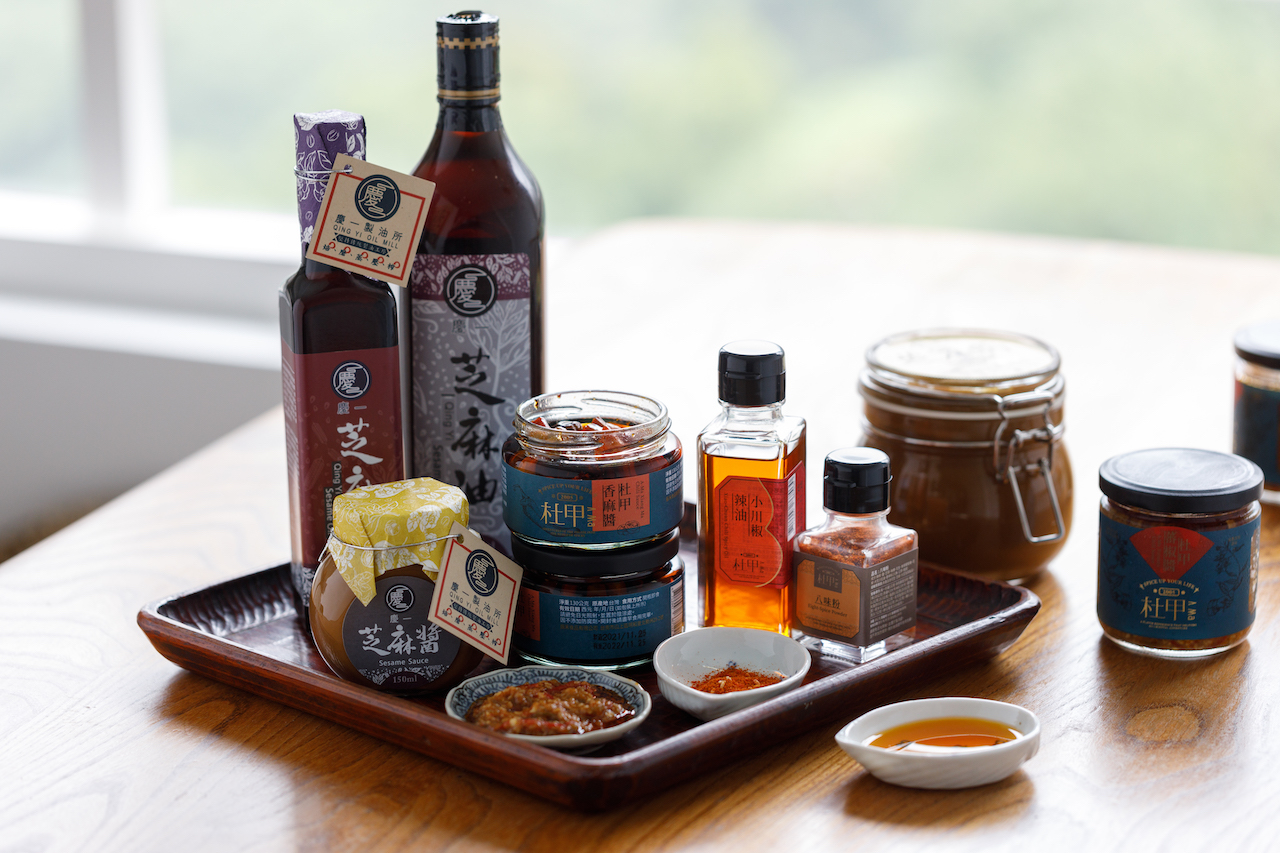 「杜甲A-MA」的「小川椒辣油」「香麻醬」「八味粉」；「慶一製油所」的「麻醬」「芝麻油」等醬料，可為尋常的家庭料理帶來層次風味。