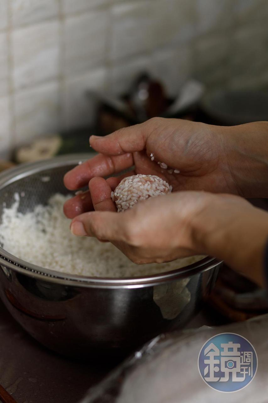 珍珠丸子作法不難，但得一顆顆搓圓肉餡、裹層糯米，細工之間帶有心意。