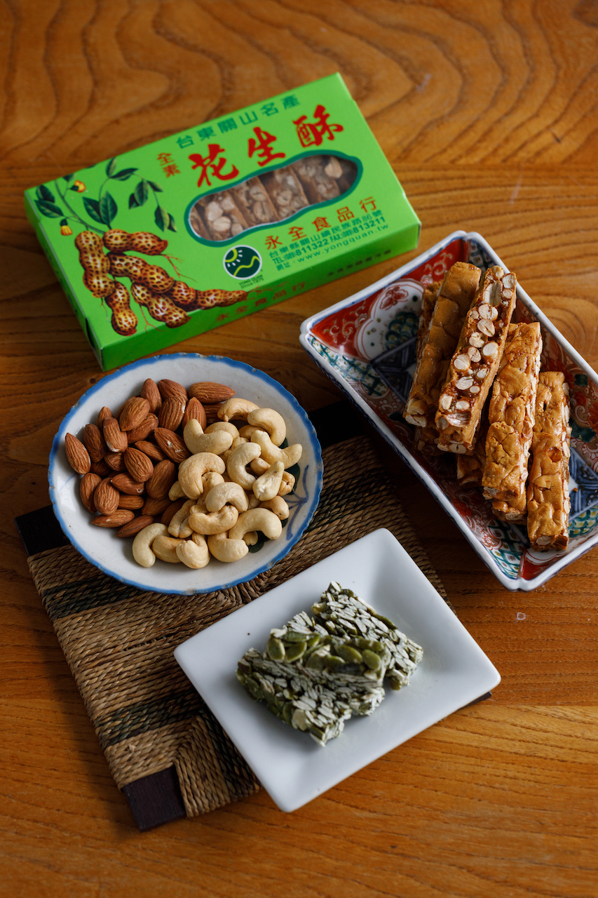 台東「永全食品行」的「花生酥」、「南瓜酥」及「養生堅果」是家裡常備點心。