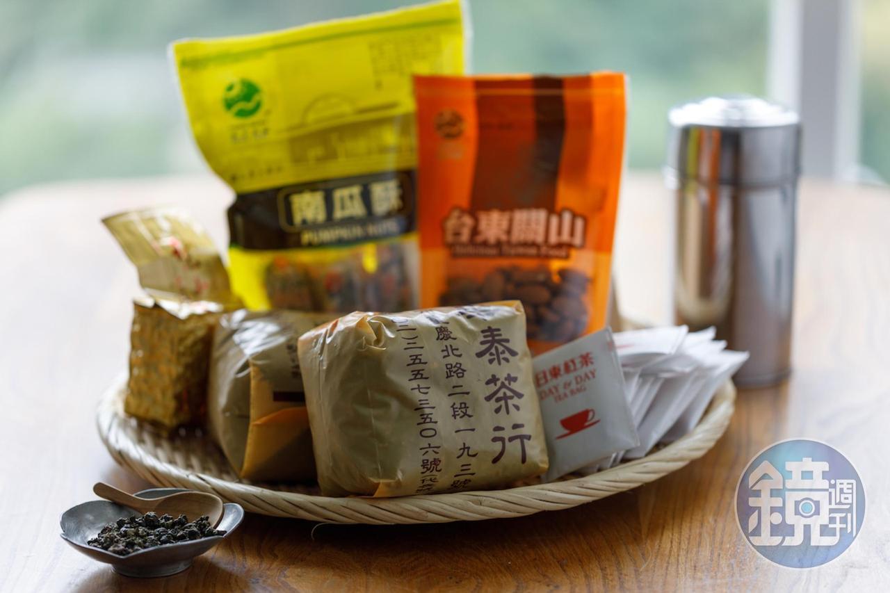 老茶行「林華泰茶行」的烏龍茶、鐵觀音;日本的「日東紅茶」;台東「永全食品行」的堅果點心等都是日常飲茶及常備點心。