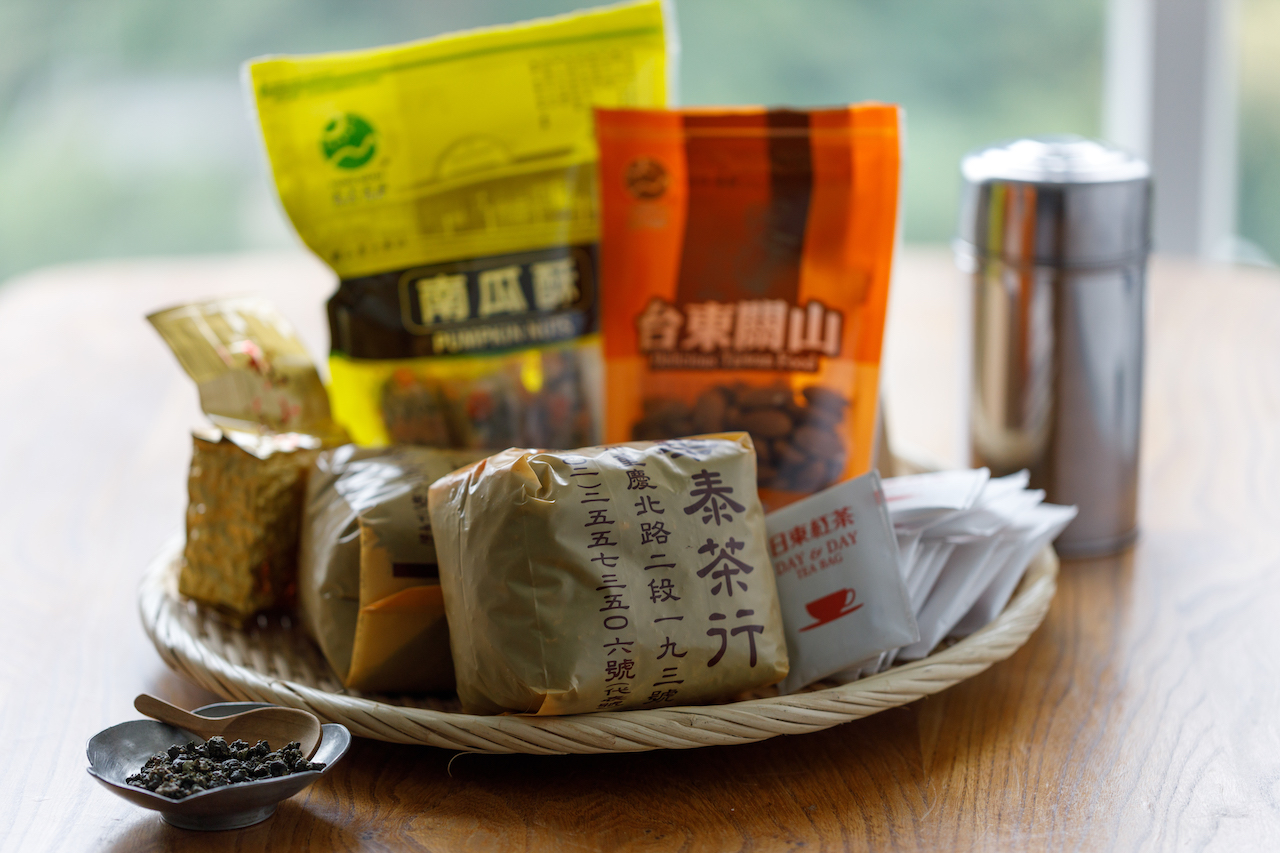 老茶行「林華泰茶行」的烏龍茶、鐵觀音；日本的「日東紅茶」；台東「永全食品行」的堅果點心等都是日常飲茶及常備點心。