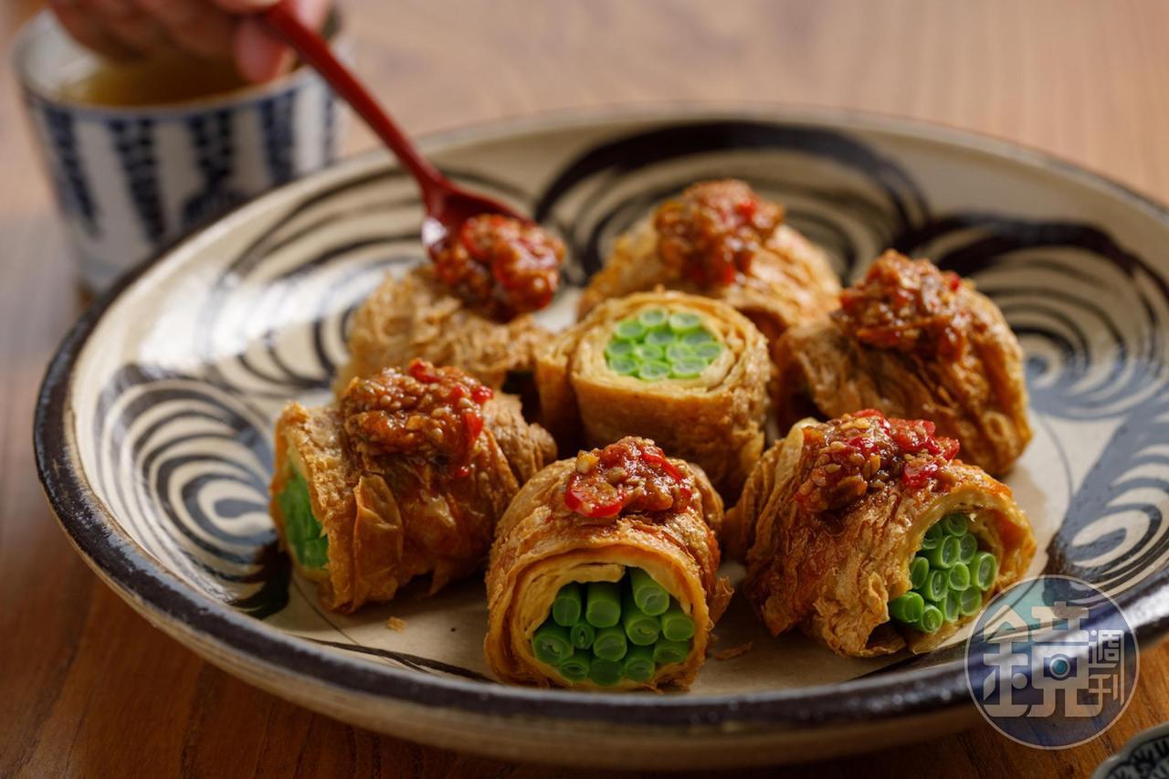 邱俊智夏天防疫在家研發出來的創意菜「腐皮四季豆捲」佐「杜甲A-MA蕃椒醬」,鮮脆甜脆。