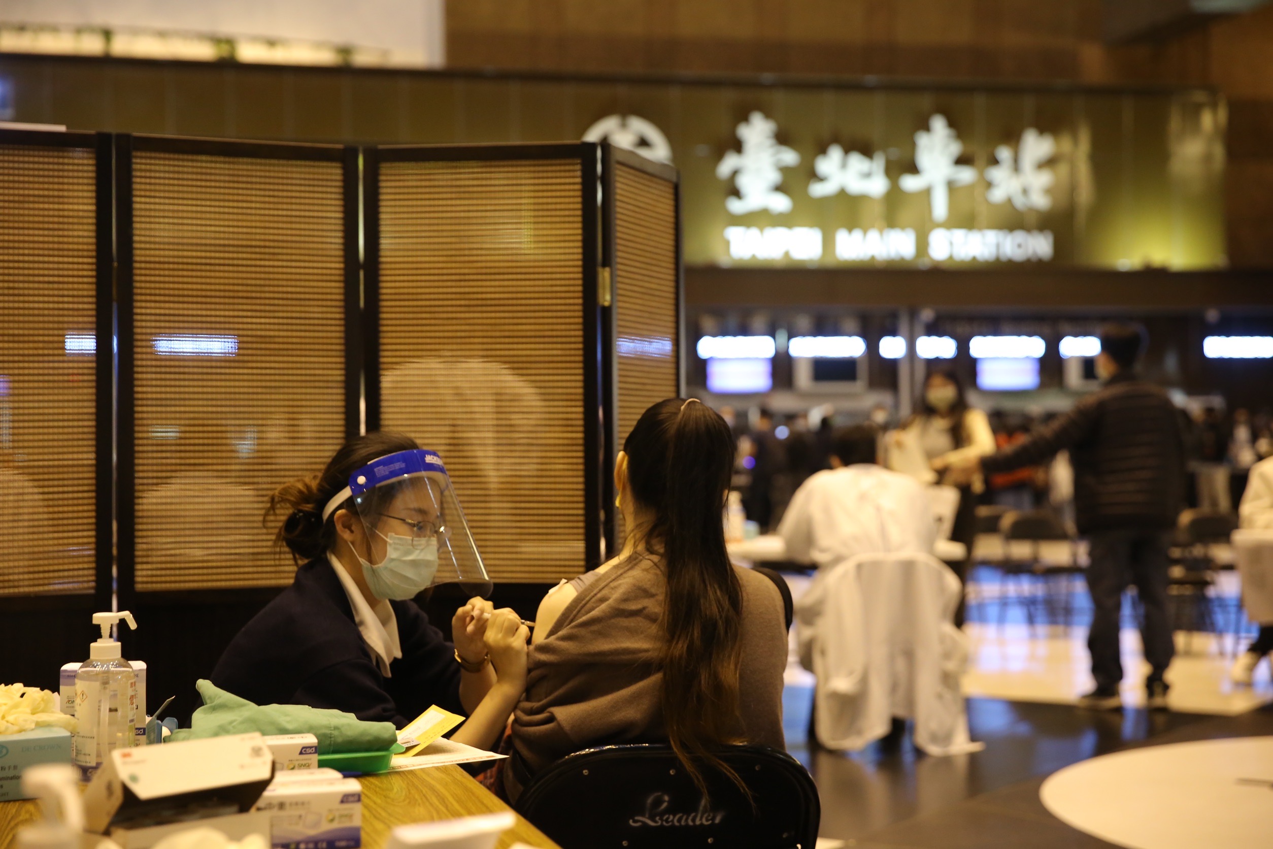 台北車站除消化1922預約平台的疫苗接種量外，下午也提供民眾「隨到隨打」的服務。（本刊資料照）