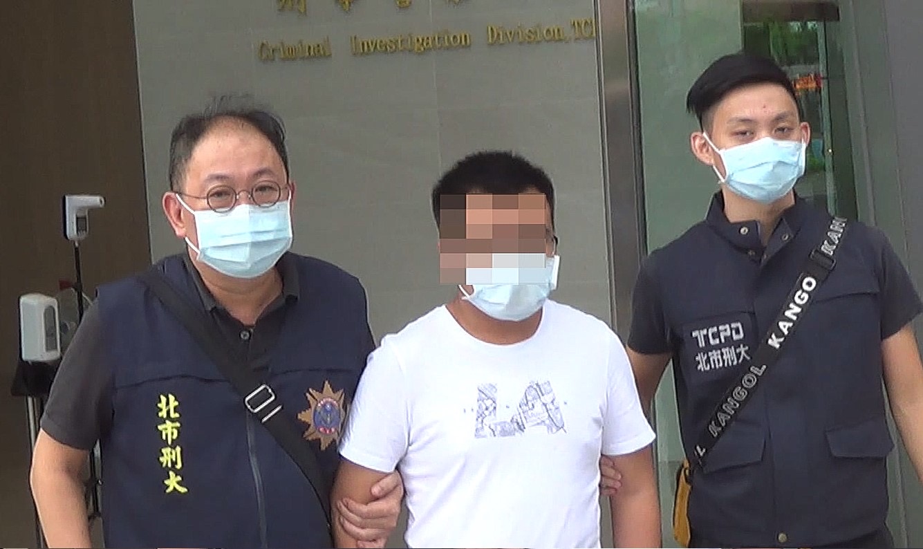 林姓男子（中）在網路盜用正妹照片，隨機找被害人行騙。（翻攝畫面）