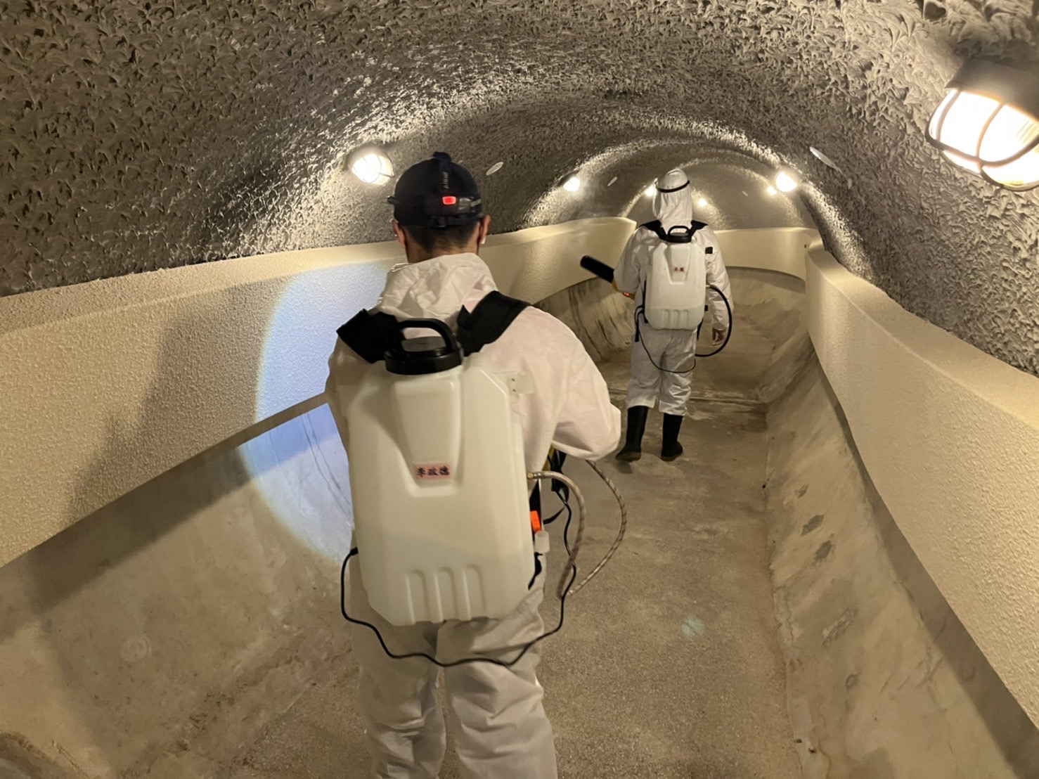 圓山飯店在遊客眾多的密道進行清消。（圓山飯店提供）