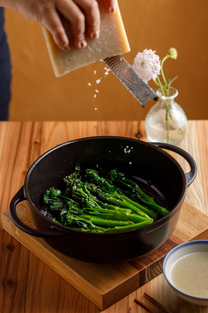 以「Take five」調和花生油炒香的「帕瑪森青花筍」，最後撒上奶香鹹潤的起司帶來圓滑風味。