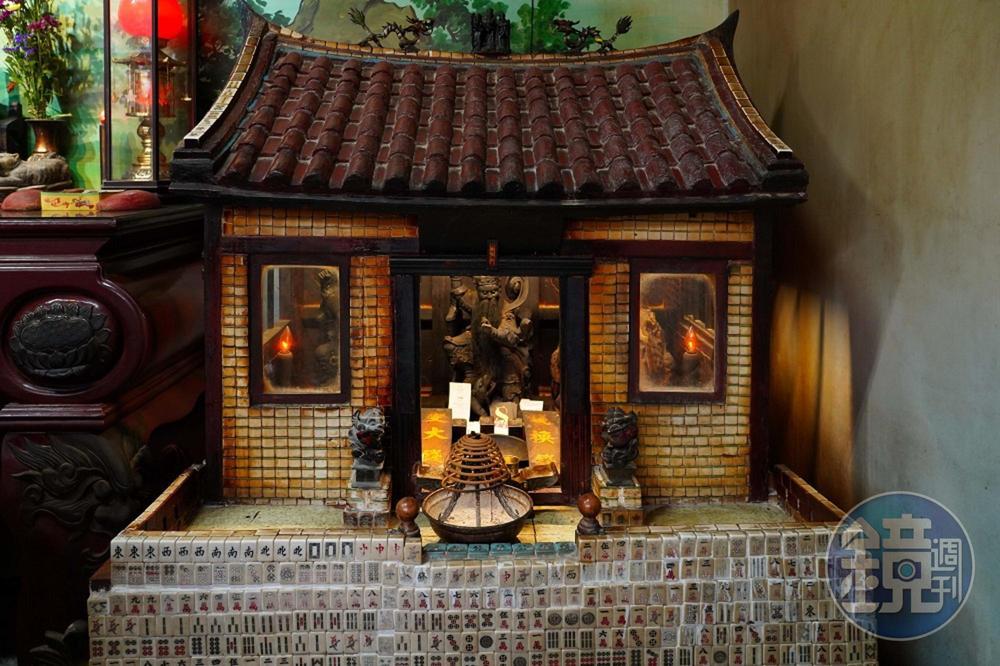 台南鹽水大眾廟內，有一座用5,000張麻將牌所製成財神小廟。