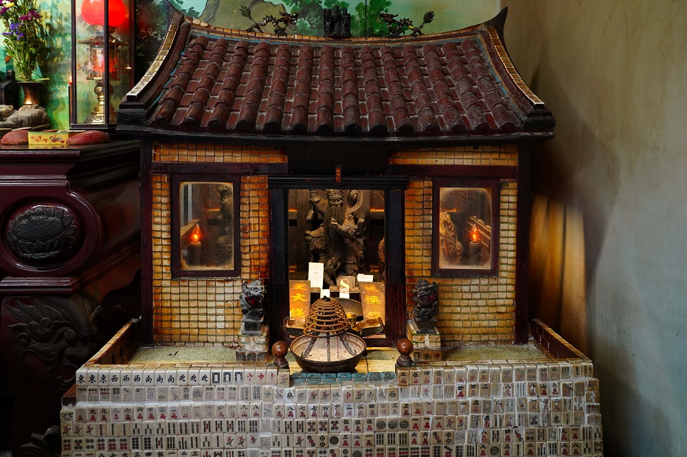 台南鹽水大眾廟內，有一座用5,000張麻將牌所製成財神小廟。