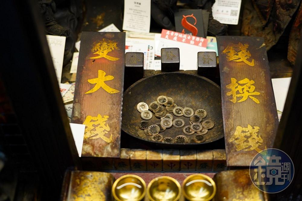麻將財神廟內放有錢母。