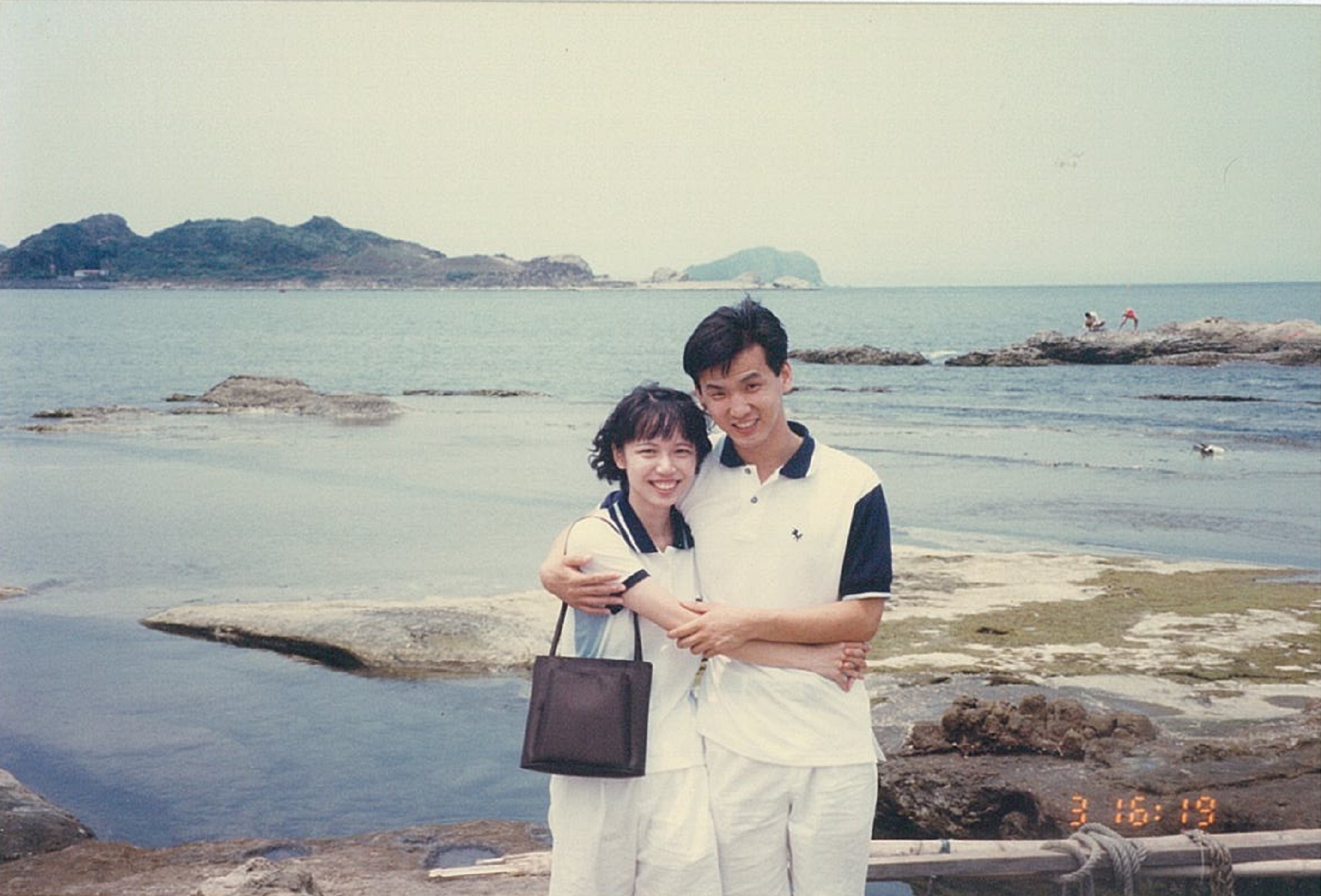 邱倉沛（右）平時在宜新實業的彰化廠區、台北公司二地跑，但週末一到，他一定會陪太太逛百貨公司。圖為二人新婚時到墾丁度蜜月。（邱倉沛提供）