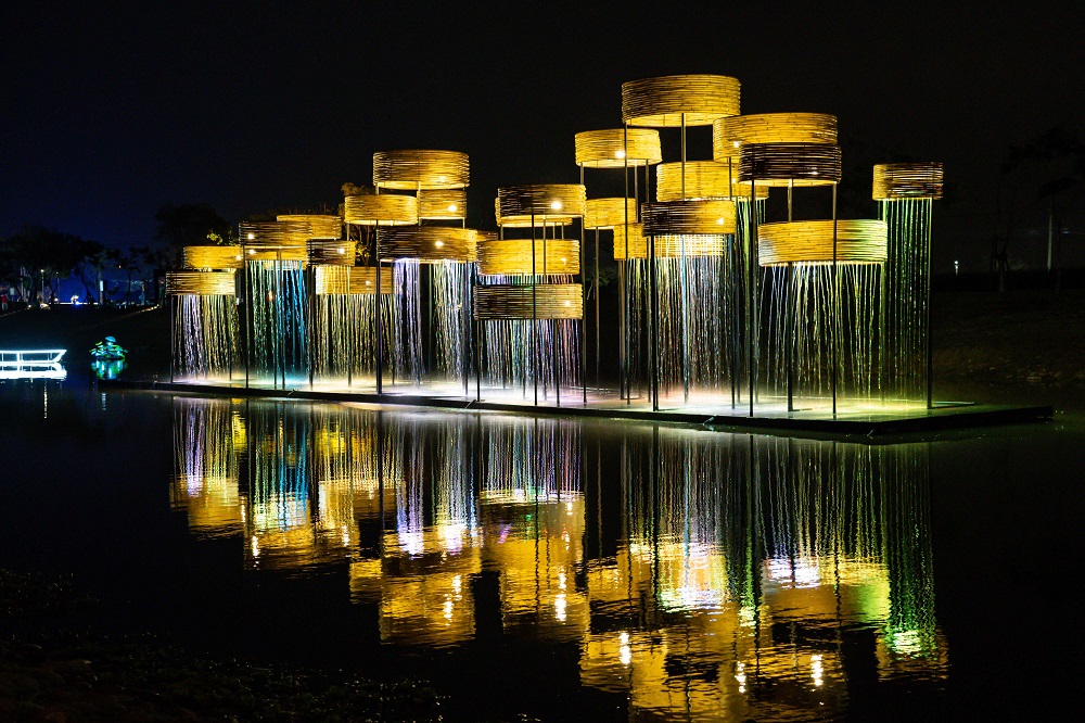 《月光紛飛》以水的漣漪為發想，一圈圈水漣漪串起鹽水人的美好時光。