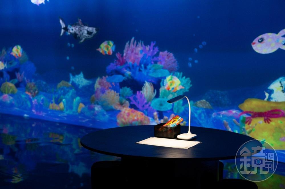 採線上預約制體驗的《彩繪水族館》，由日本藝術團隊「teamLab」所打造。