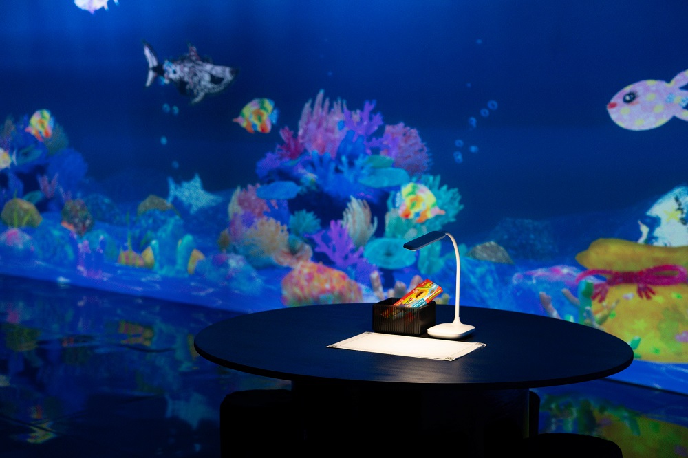 採線上預約制體驗的《彩繪水族館》，由日本藝術團隊「teamLab」所打造。