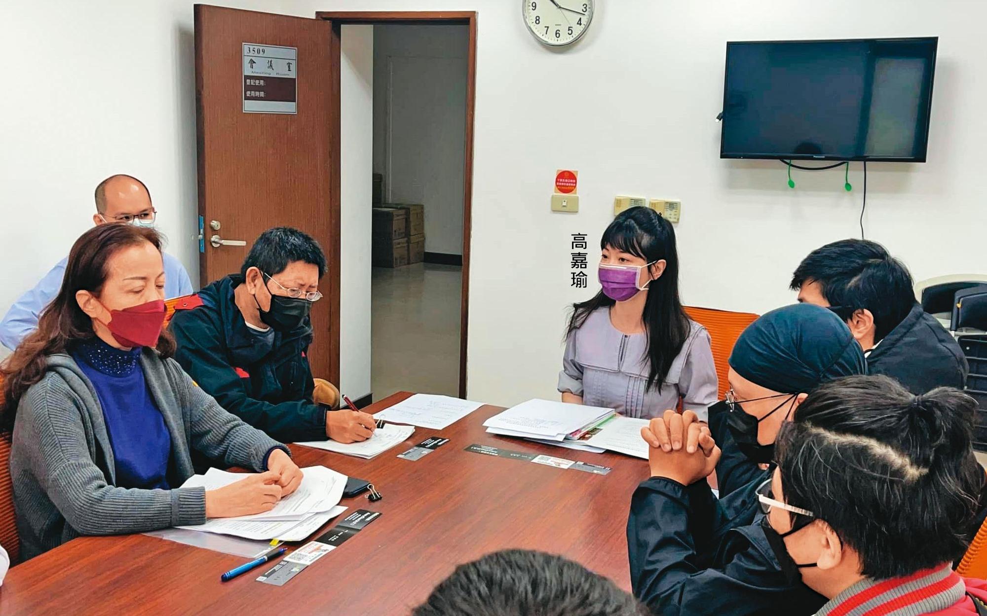 高嘉瑜逐漸走出家暴陰霾,為外送員用路權益在立院邀集業者與交通部研商。(翻攝高嘉瑜臉書)