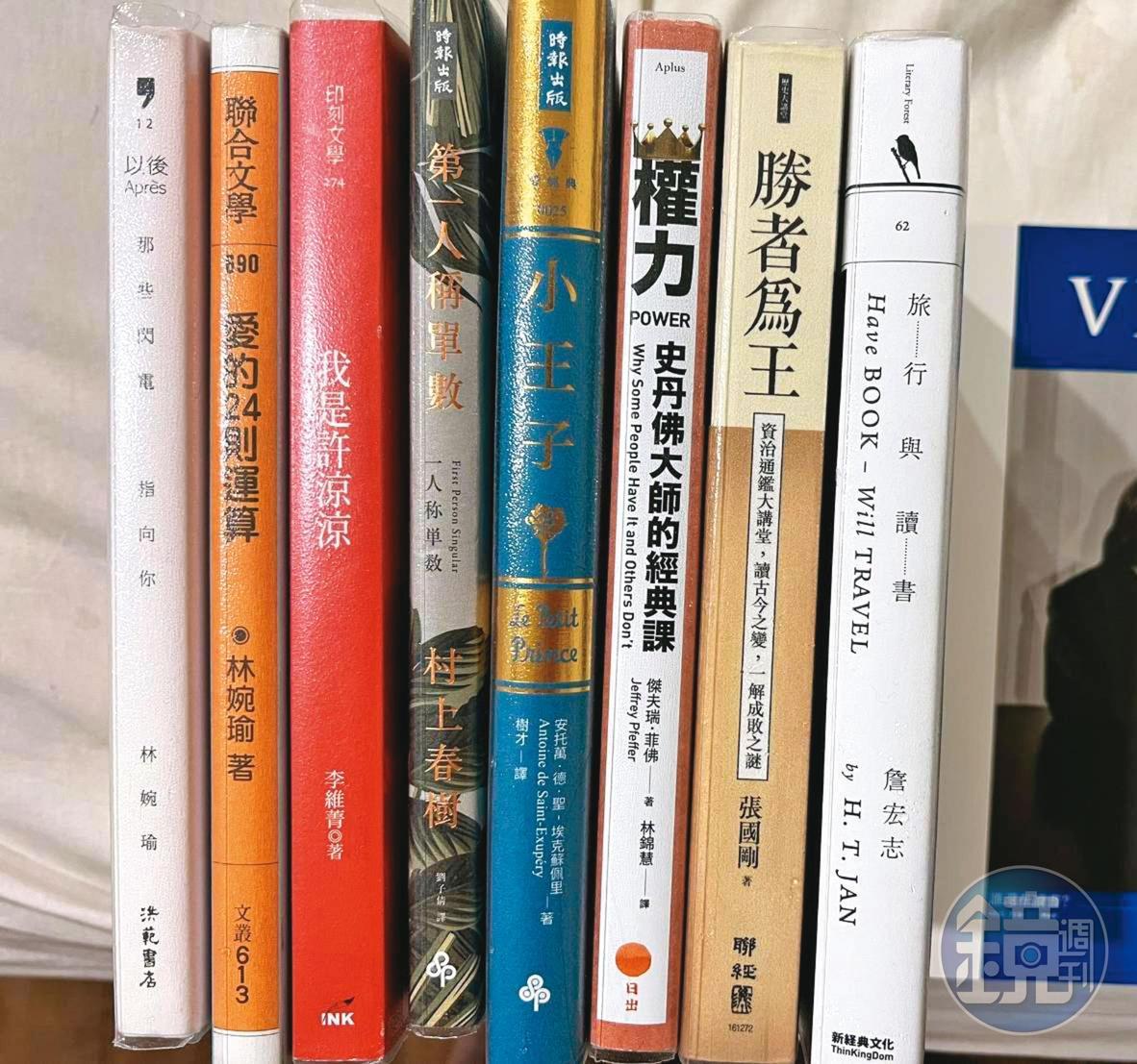 林秉樞經常送書給友人,還會貼心包上書套,對照他滿口謊言,如今看來顯得別有心機。(讀者提供)