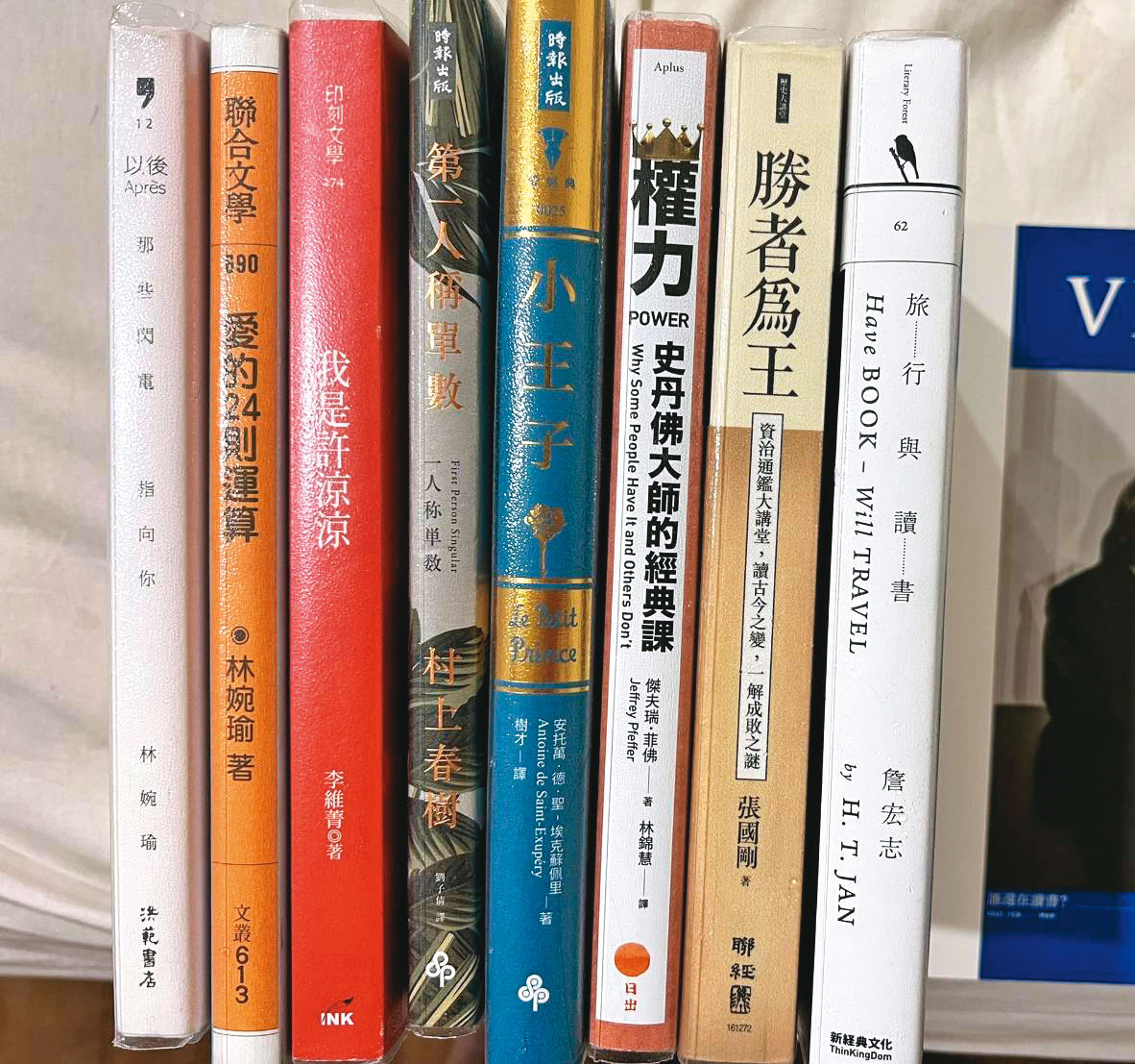 林秉樞經常送書給友人,還會貼心包上書套,對照他滿口謊言,如今看來顯得別有心機。(讀者提供)