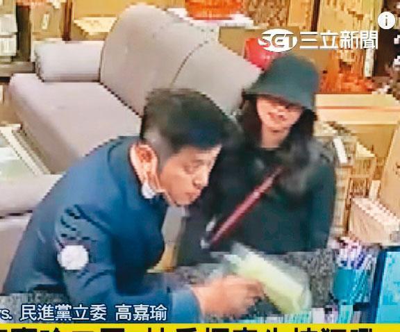 林秉樞(左)不滿副總統賴清德沒來參加母親告別式,竟強摘高嘉瑜(右)口罩,還不准工作人員拿口罩給高。(翻攝三立新聞)