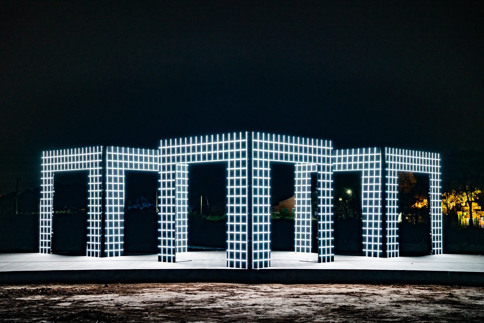 作品《至理名言》3個對稱拱門上有超過700,000個LED，藉此呈現一系列動畫。（月津港燈節提供）