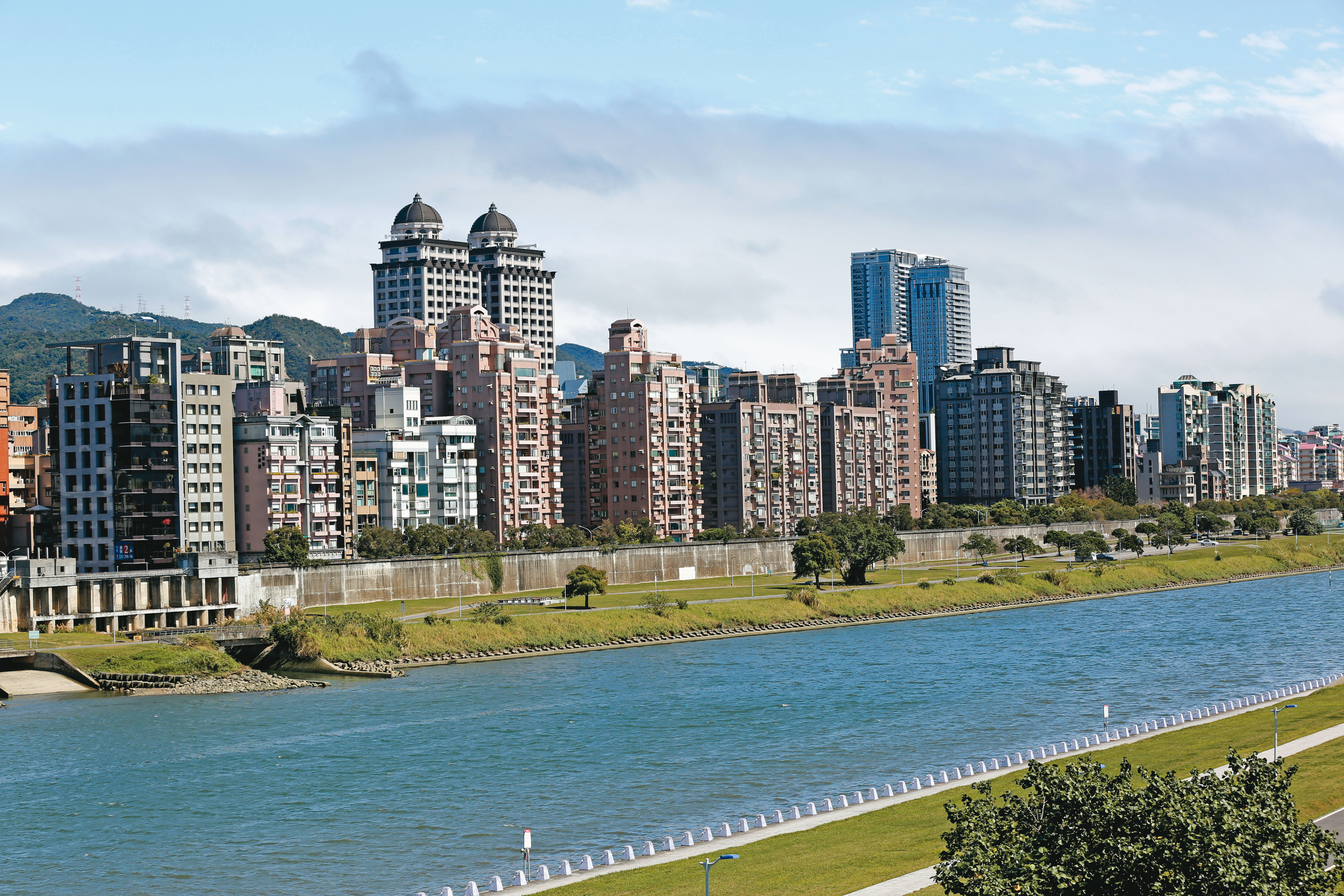 林秉樞經常以結婚買房為由，帶著女友到北市內湖或大直水岸看豪宅，讓女友對他死心塌地。