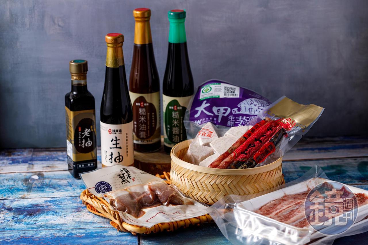 擅烹大菜的米兒家中常備多款調味，譬如「全珍醬油」老抽、生抽、糙米醬油（後排）等；她也推薦新品牌「雷米夏舖子（Red Meat Shop）」的牛肉片（右），品質佳，價格合理；和年節必備的「廣東皇上皇燒臘臘味」肝腸、臘腸（籃裡）及「果木小薰」的「煙燻五花肉片」（前）。