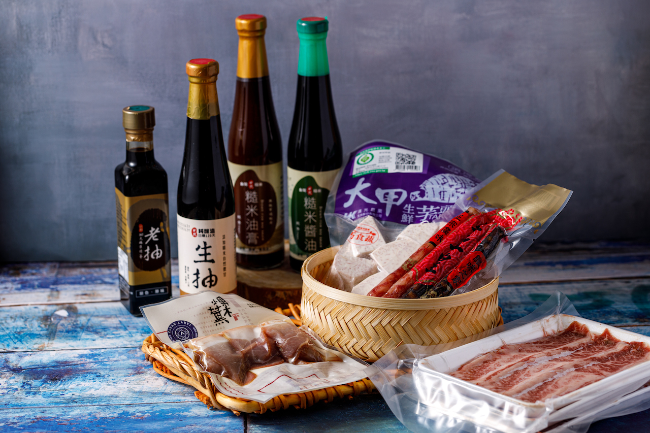 擅烹大菜的米兒家中常備多款調味，譬如「全珍醬油」老抽、生抽、糙米醬油（後排）等；她也推薦新品牌「雷米夏舖子（Red Meat Shop）」的牛肉片（右），品質佳，價格合理；和年節必備的「廣東皇上皇燒臘臘味」肝腸、臘腸（籃裡）及「果木小薰」的「煙燻五花肉片」（前）。