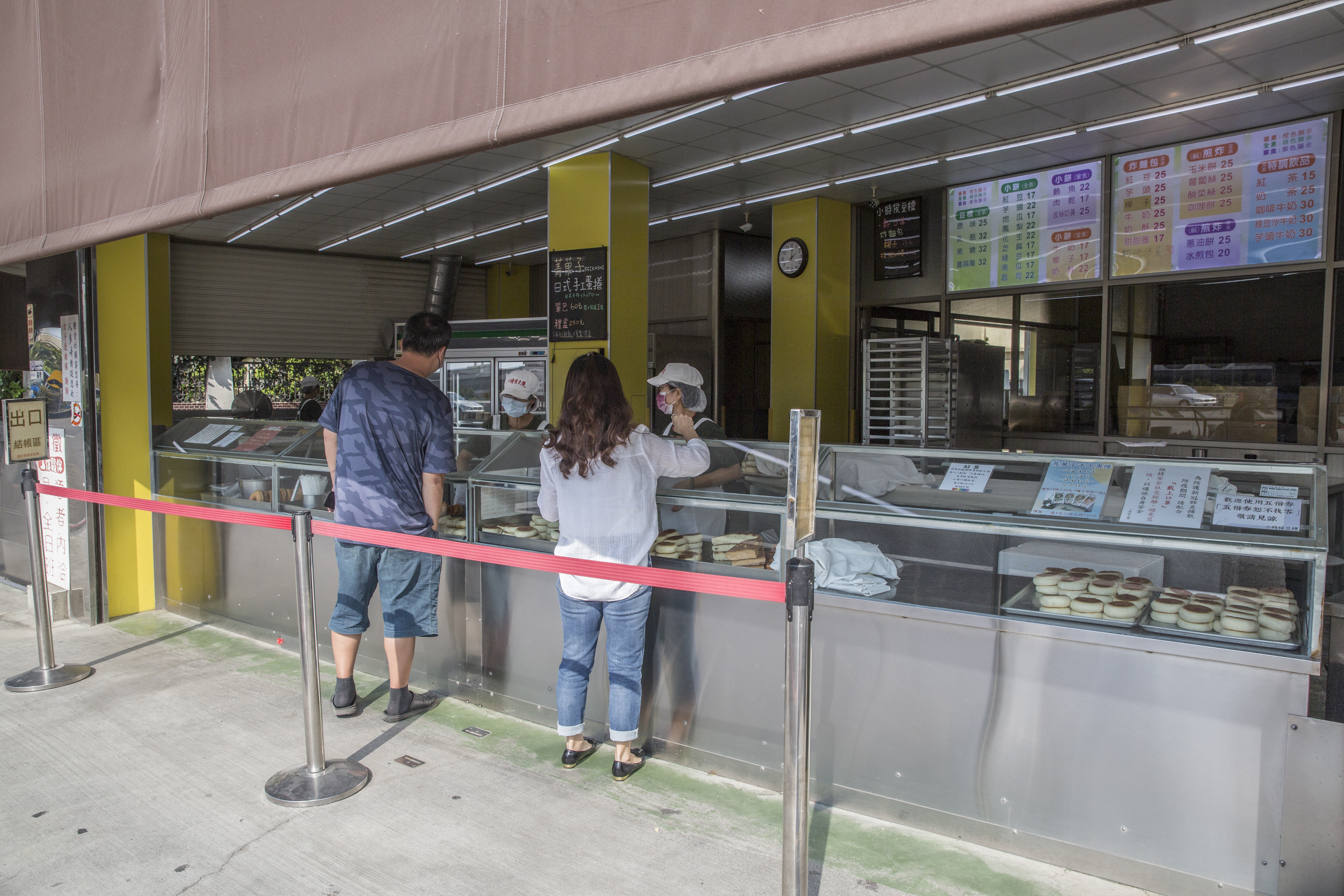 位於彰化縣大村鄉的小時候豆標創始店，人潮絡繹不絕。