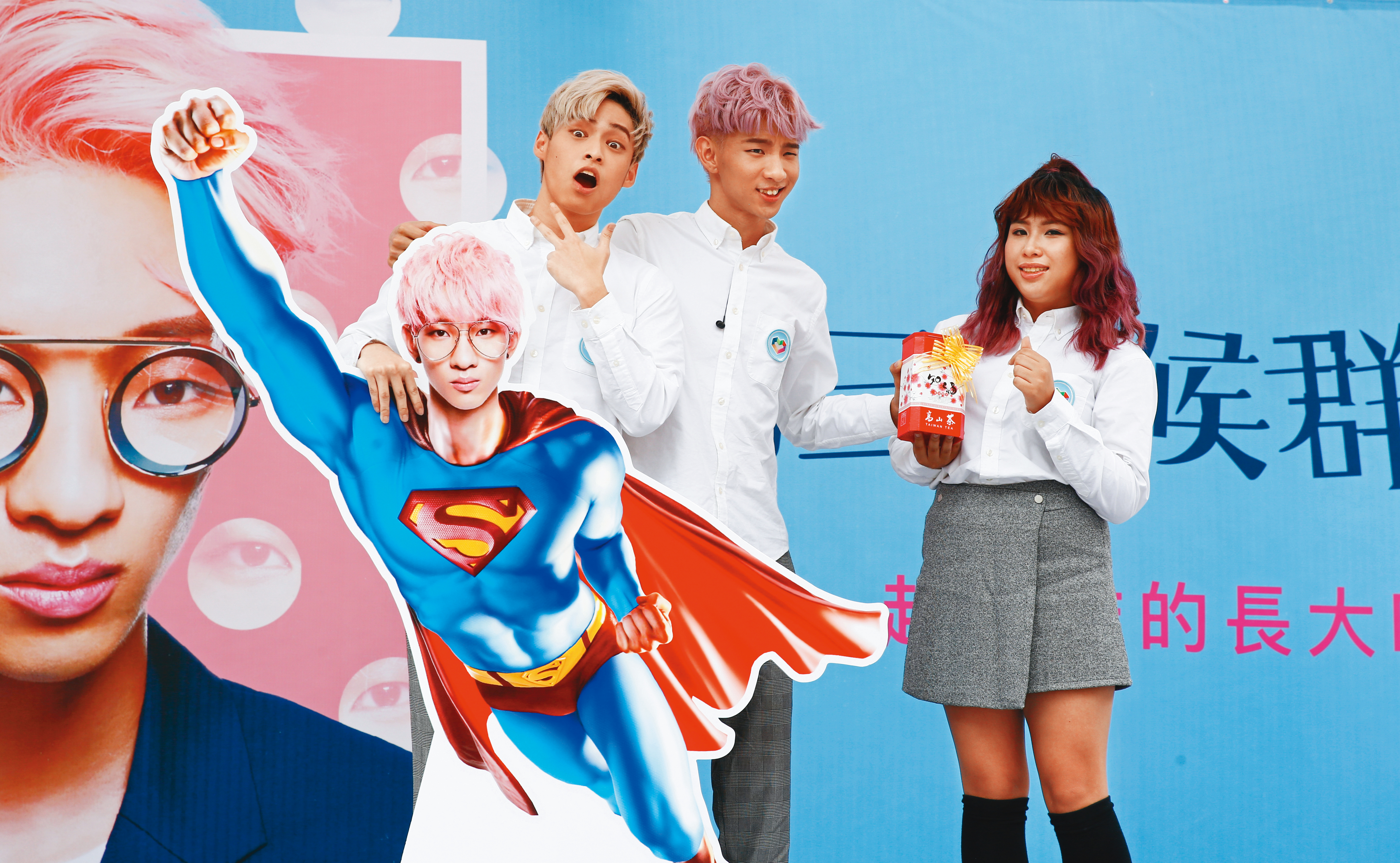 網紅放火(左)曾因與青青共處一室,使女方的前男友找上門,整起事件鬧得頗大,重挫放火形象。右起為網紅笑笑、小玉。