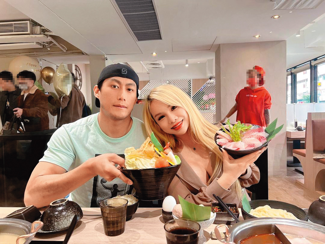 小A辣和男友（左）的感情穩定，時不時會上傳照片曬愛。（翻攝自小A辣IG）