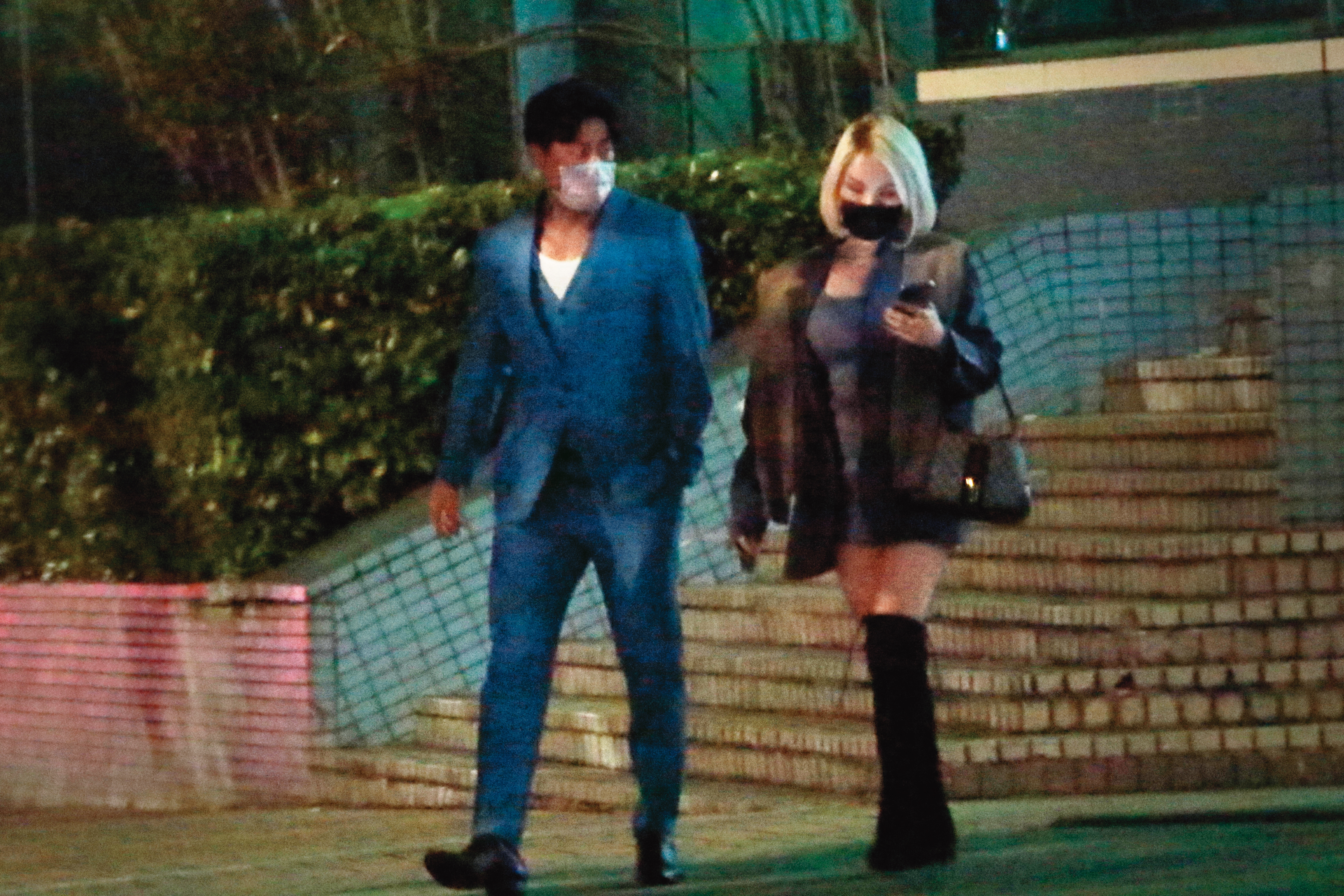 1月13日01:34，小A辣（右）收工之後，有男友等她回家。之前兩人傳出情變，但後來澄清關係依舊。