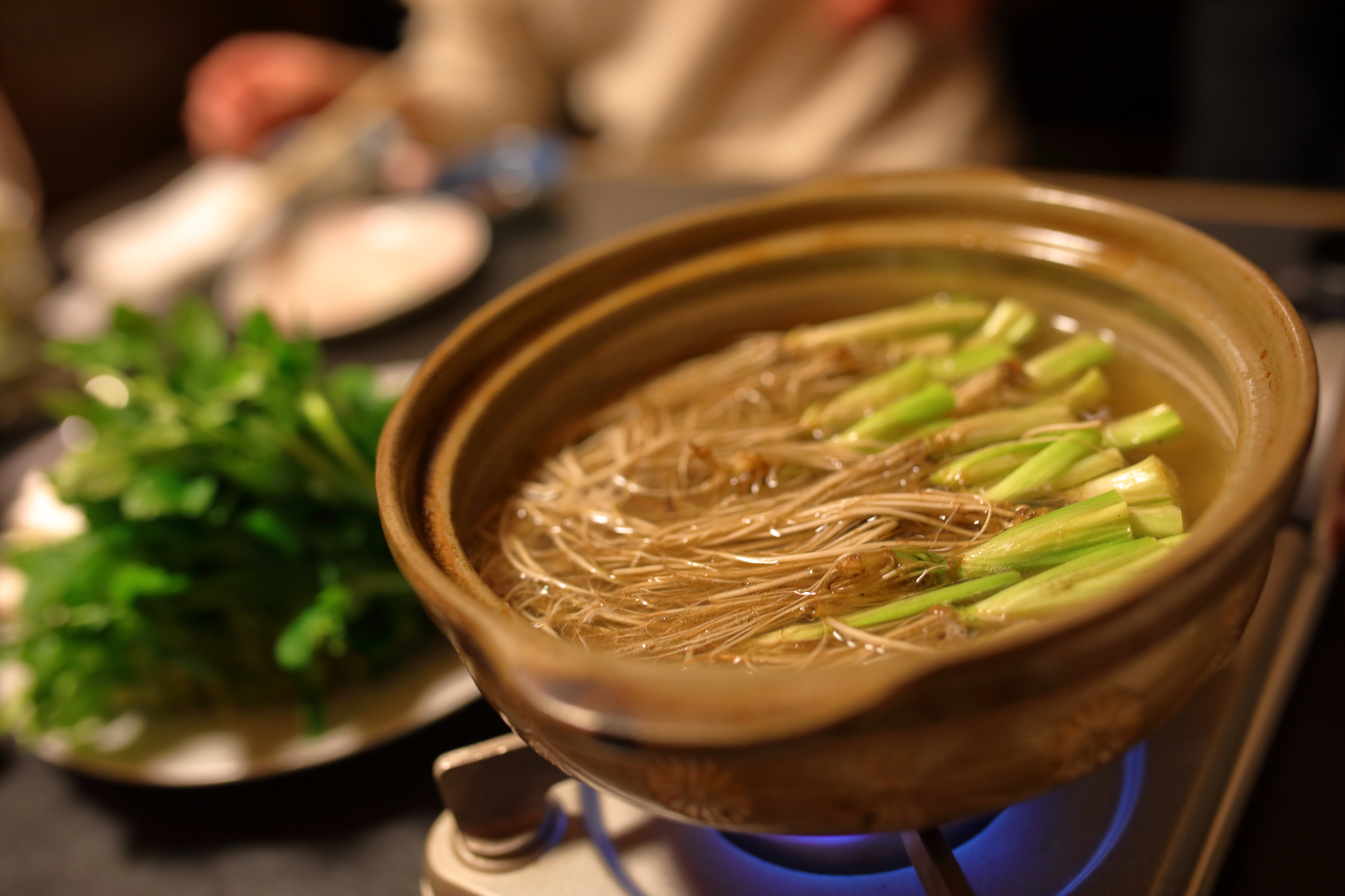 水芹鍋的味道簡單樸實,食材僅有水芹、鴨肉及醬油,高湯則是單純的鴨高湯。(Visit MIYAGI提供)