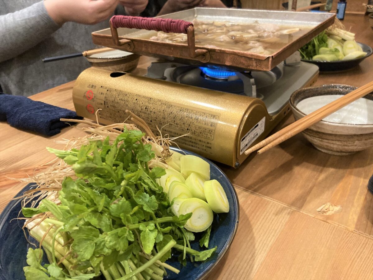一整盤的水芹,分切成莖葉與根部,各有不同風味。(Visit MIYAGI提供)