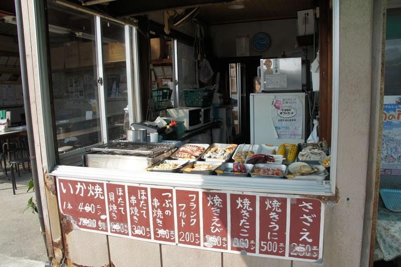 章魚、大蝦、干貝、花枝、海膽，都可現場燒烤來吃。（Visit MIYAGI提供）