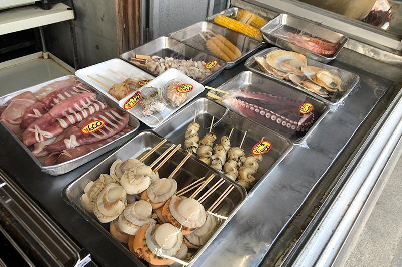 各種海鮮食材分門別類，任客人挑選。（Visit MIYAGI提供） 