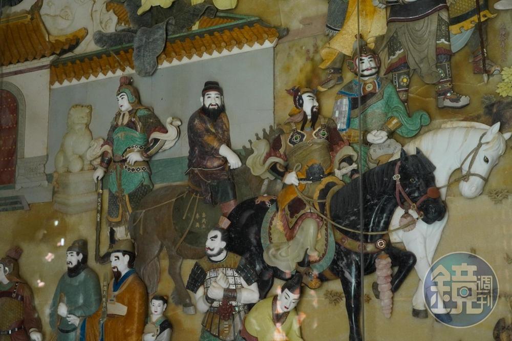 《百神朝天圖》以各色天然玉石鑲嵌而成。