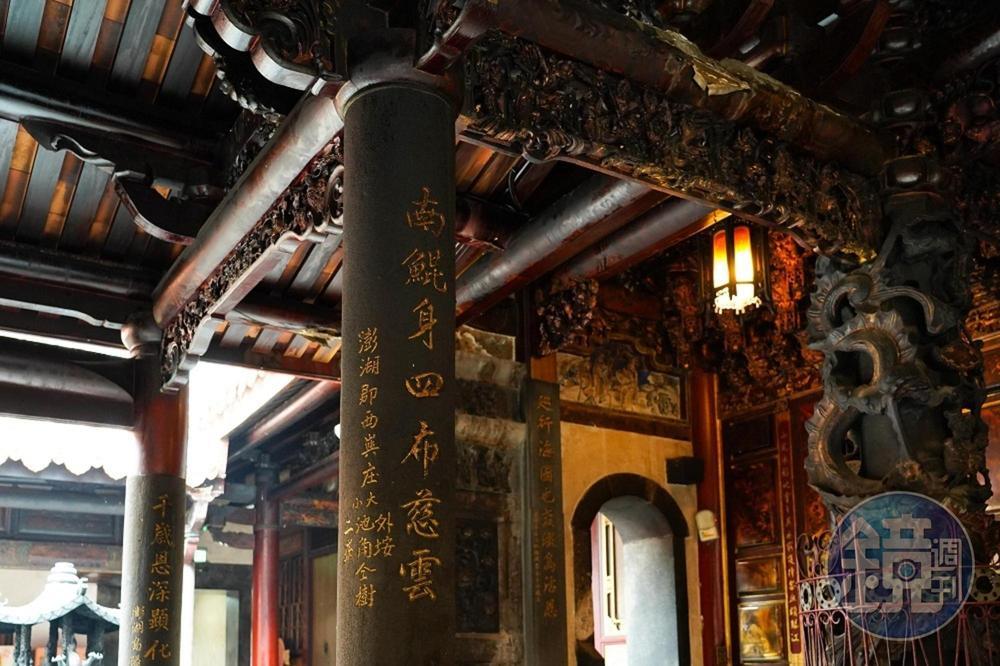 廟內青山寺的玄武岩石柱來自澎湖西嶼。