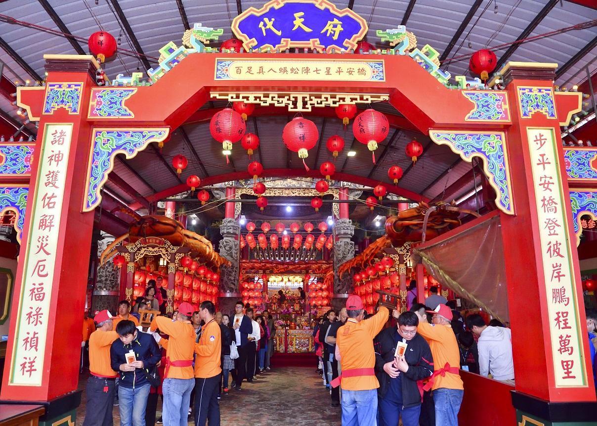 每年新春的「百足真人蜈蚣陣七星平安橋」儀式,民眾過平安橋、保平安。(南鯤鯓代天府提供)