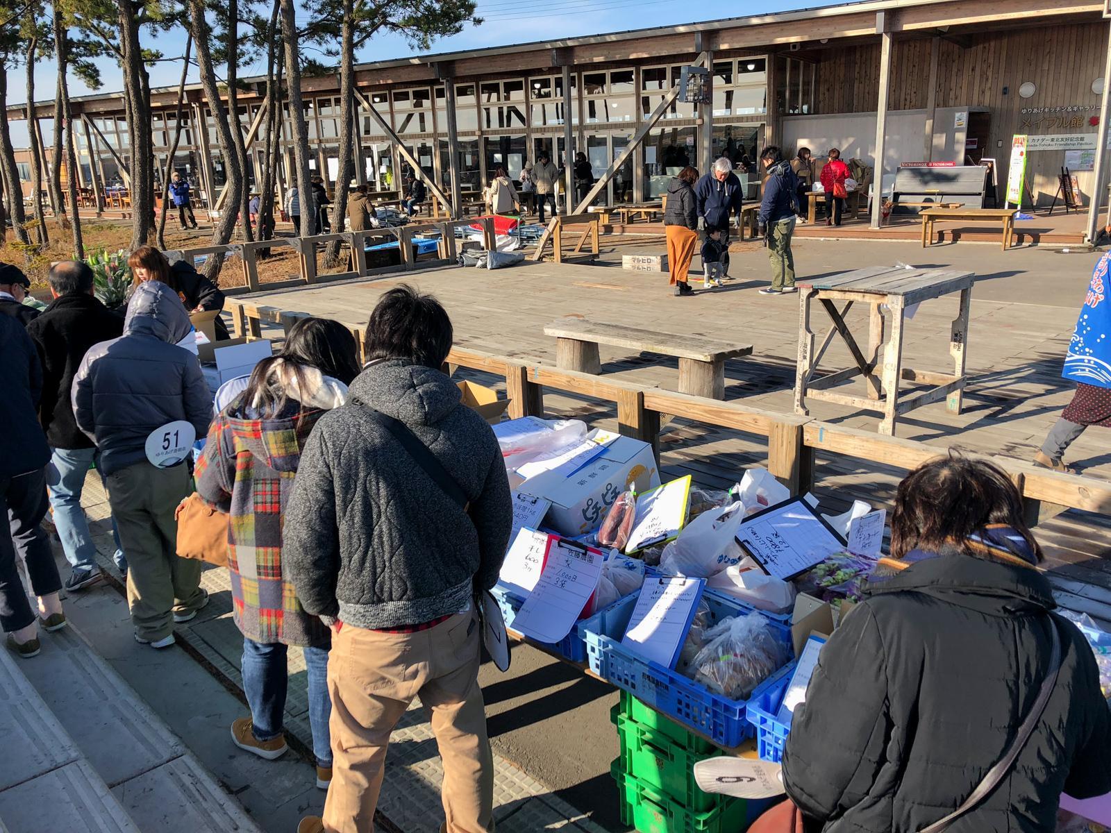 拍賣開始前先巡視一下參加競標的商品。(Visit MIYAGI提供)