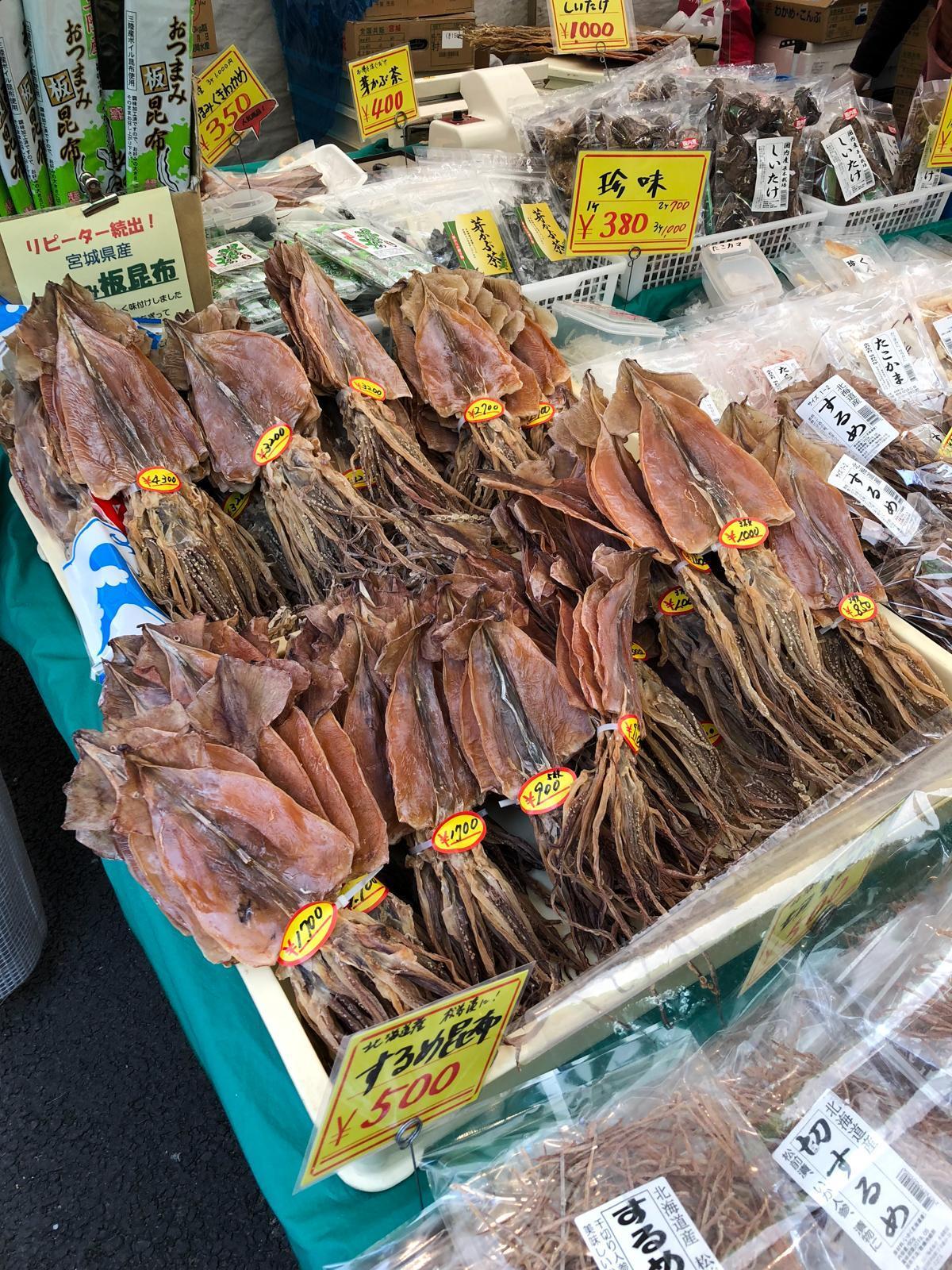 閖上港附近有許多小攤,可以便宜買到當地特色海產。(Visit MIYAGI提供)