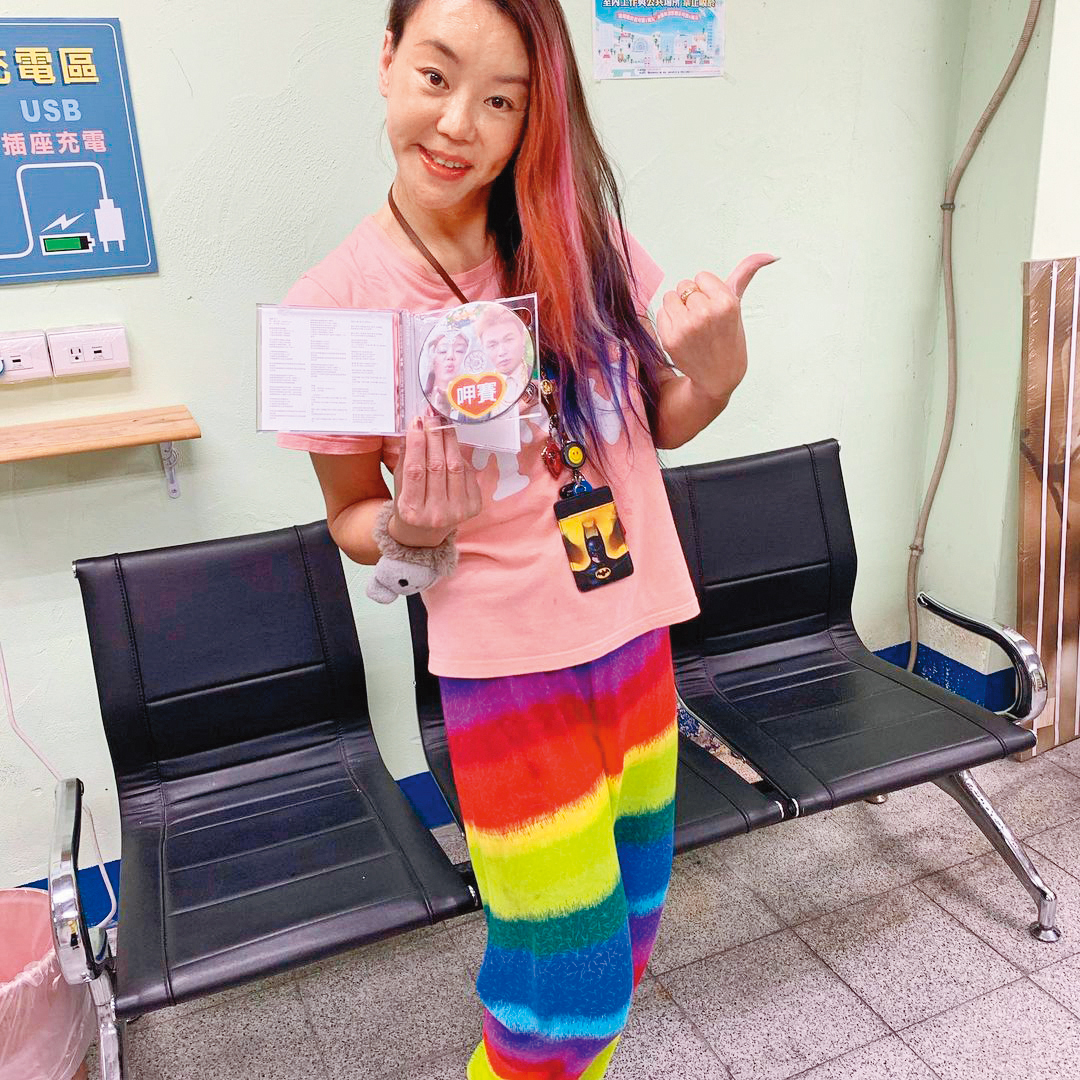 法拉利姐整形之後自誇比炫雅還美。（翻攝自法拉利姐臉書）