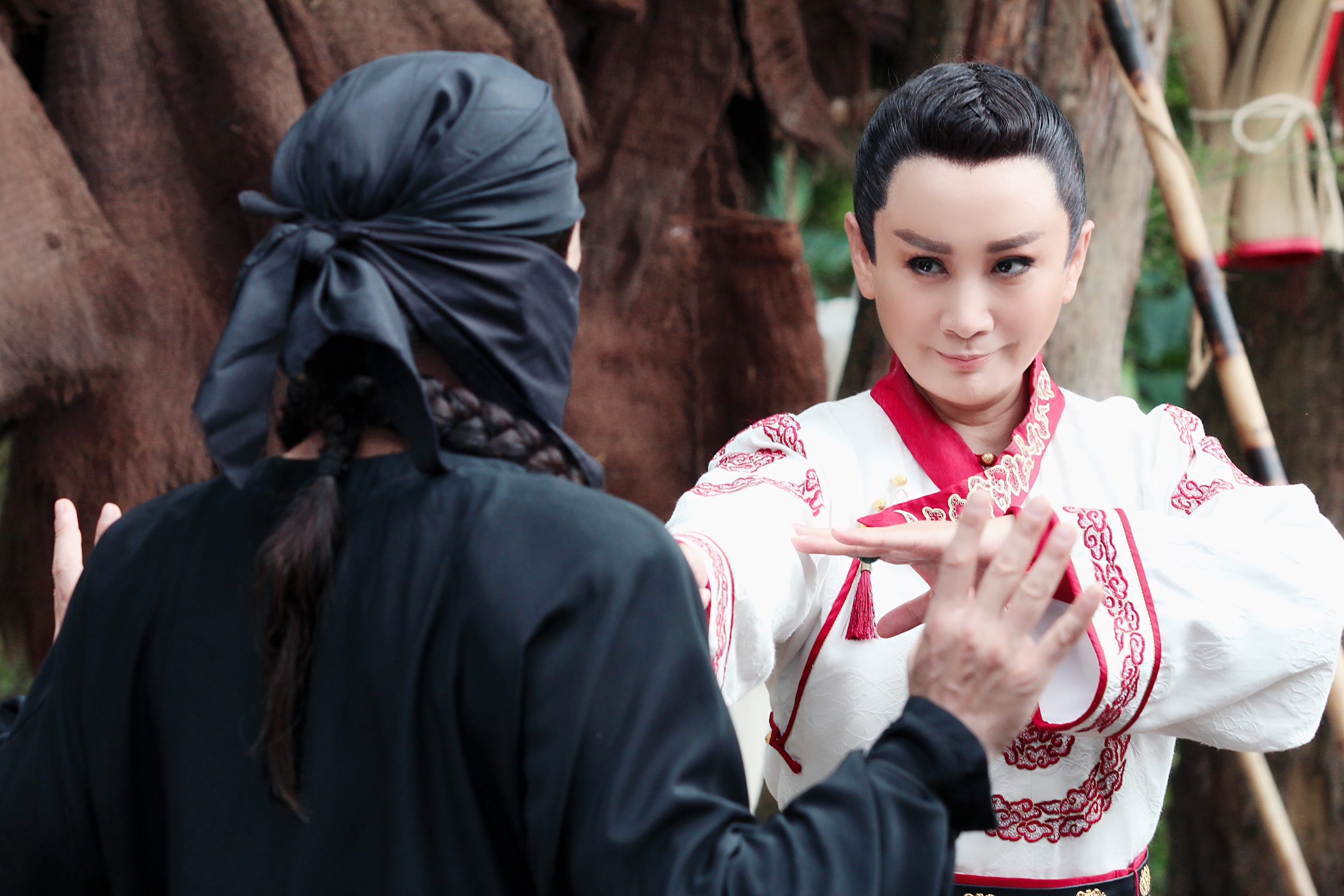 陳亞蘭在亮相篇預告展現小生魅力。（欣湉國際提供）