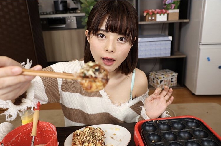 AV女優月乃露娜在影片中製作章魚燒，卻因作法不正宗惹怒大阪人。（翻攝自推特）