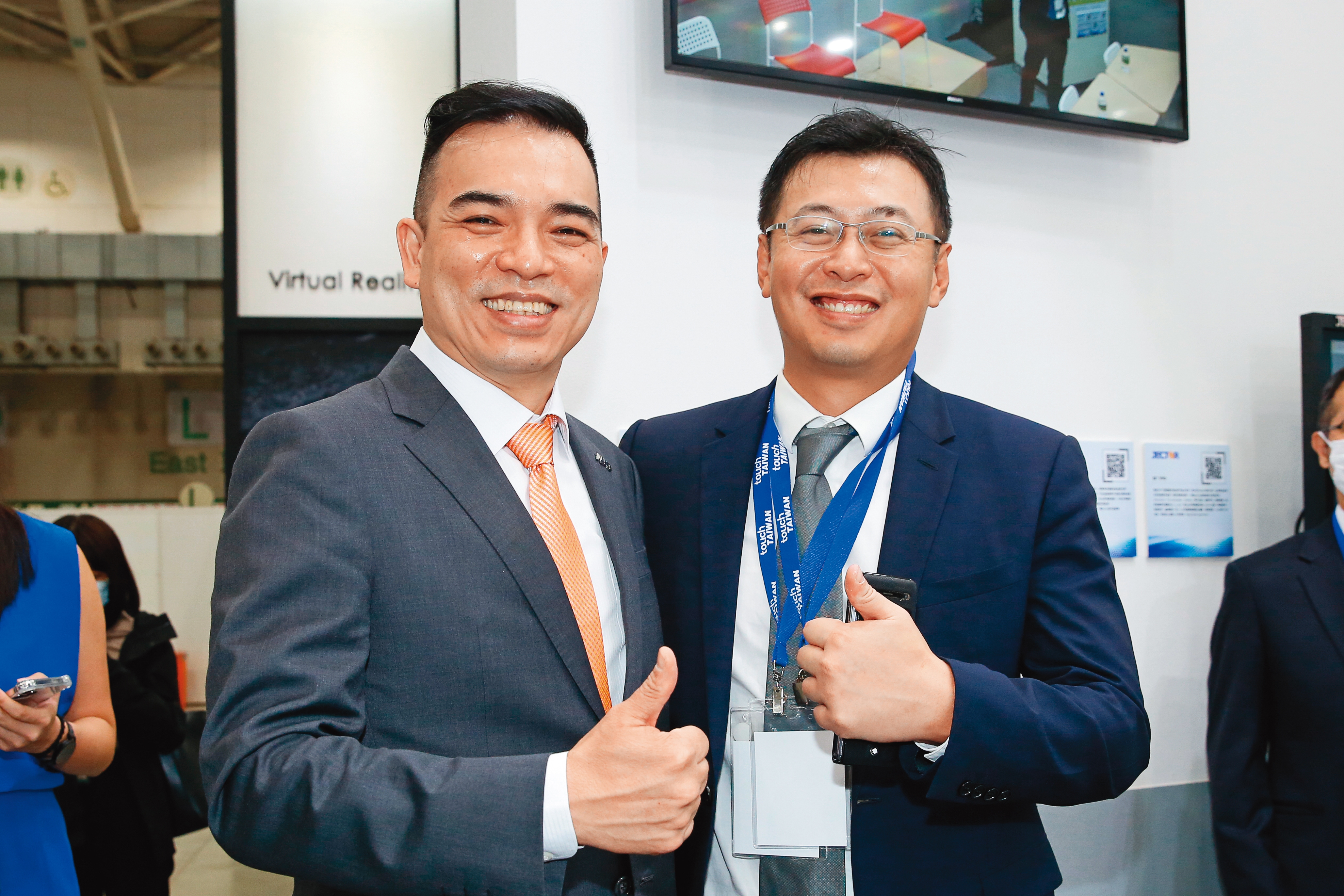 元太持續與友達等科技大廠合作，以成為顯示技術產業中的安謀（ARM）為目標。右為元太董事長李政昊、左為友達總經理柯富仁。